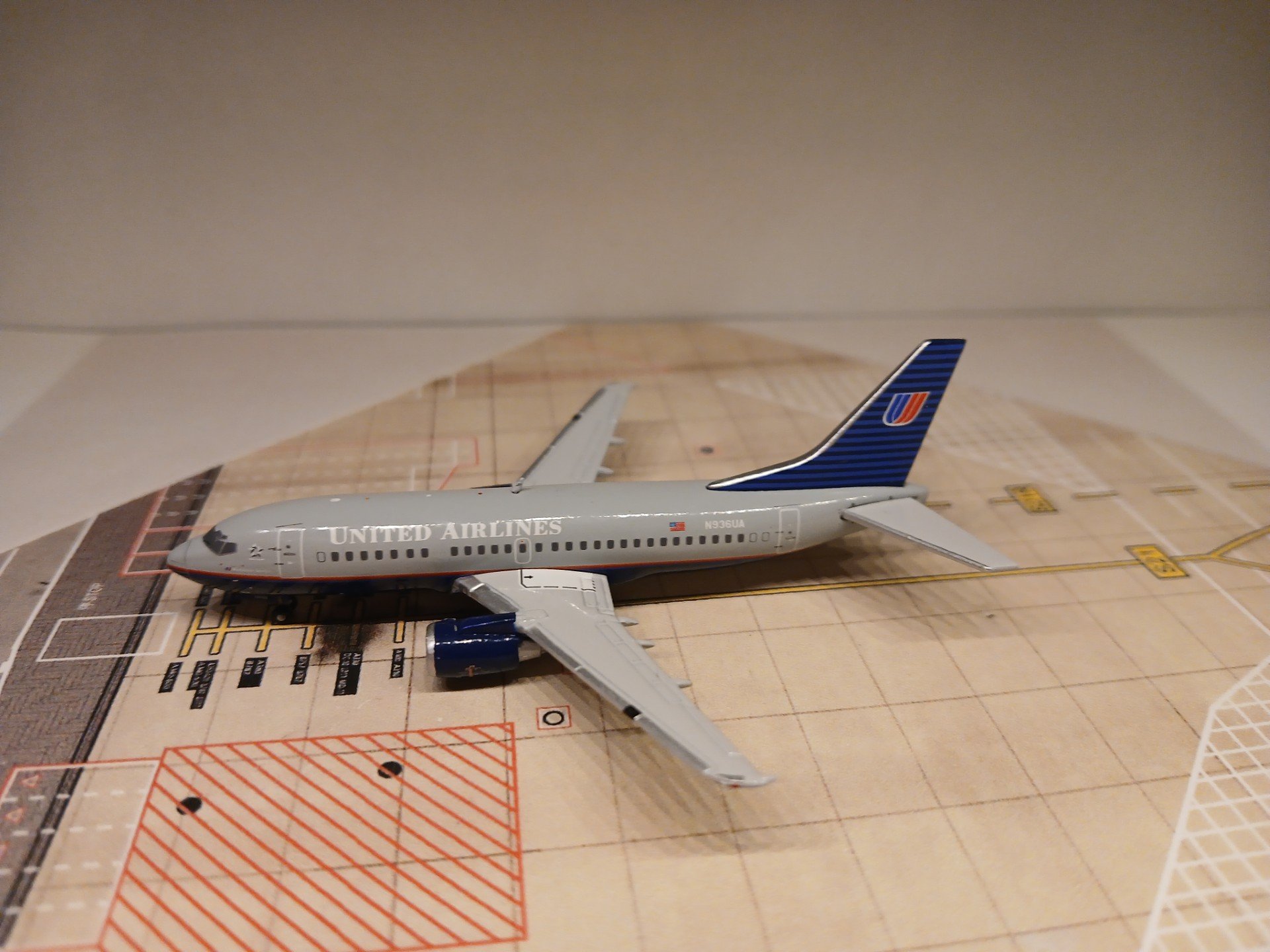 United 737-522 1993 N936UA L.jpg