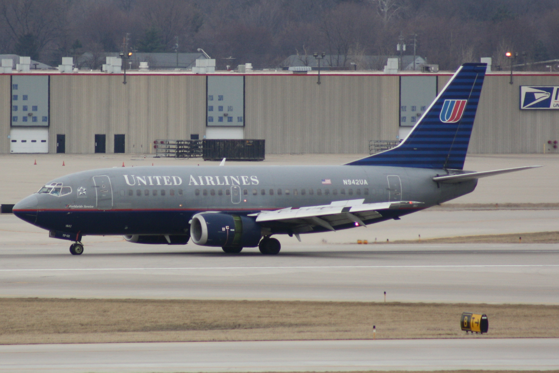 United 737-522 1993 N942UA IND_20090307_N942UA_01.jpg