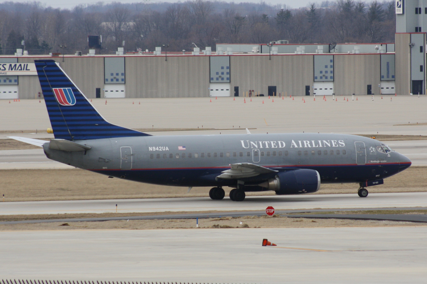 United 737-522 1993 N942UA IND_20090307_N942UA_02.jpg