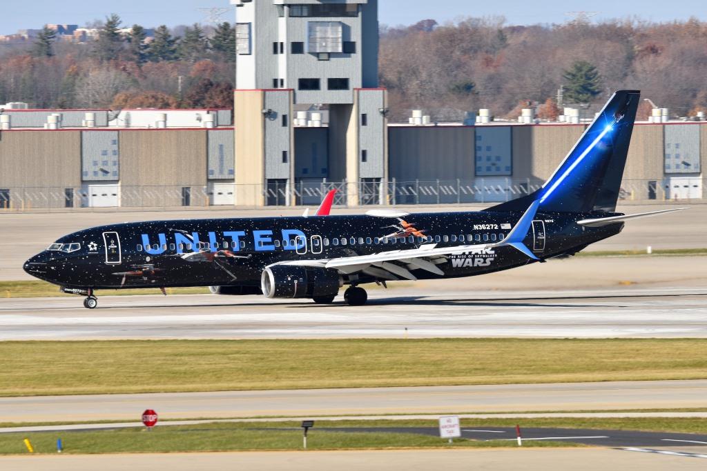 United 737-824 N36272 L.JPG