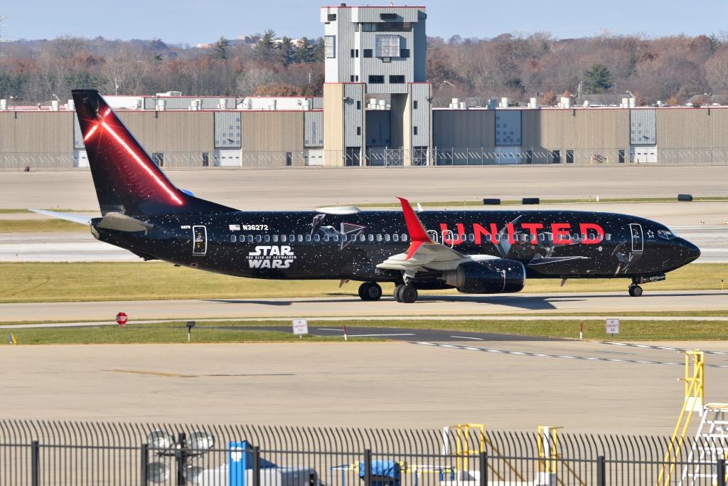 United 737-824 N36272 R.JPG