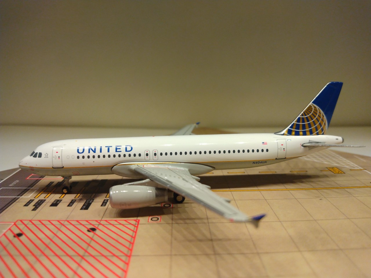 United A320-232 2010 N404UA L.jpg