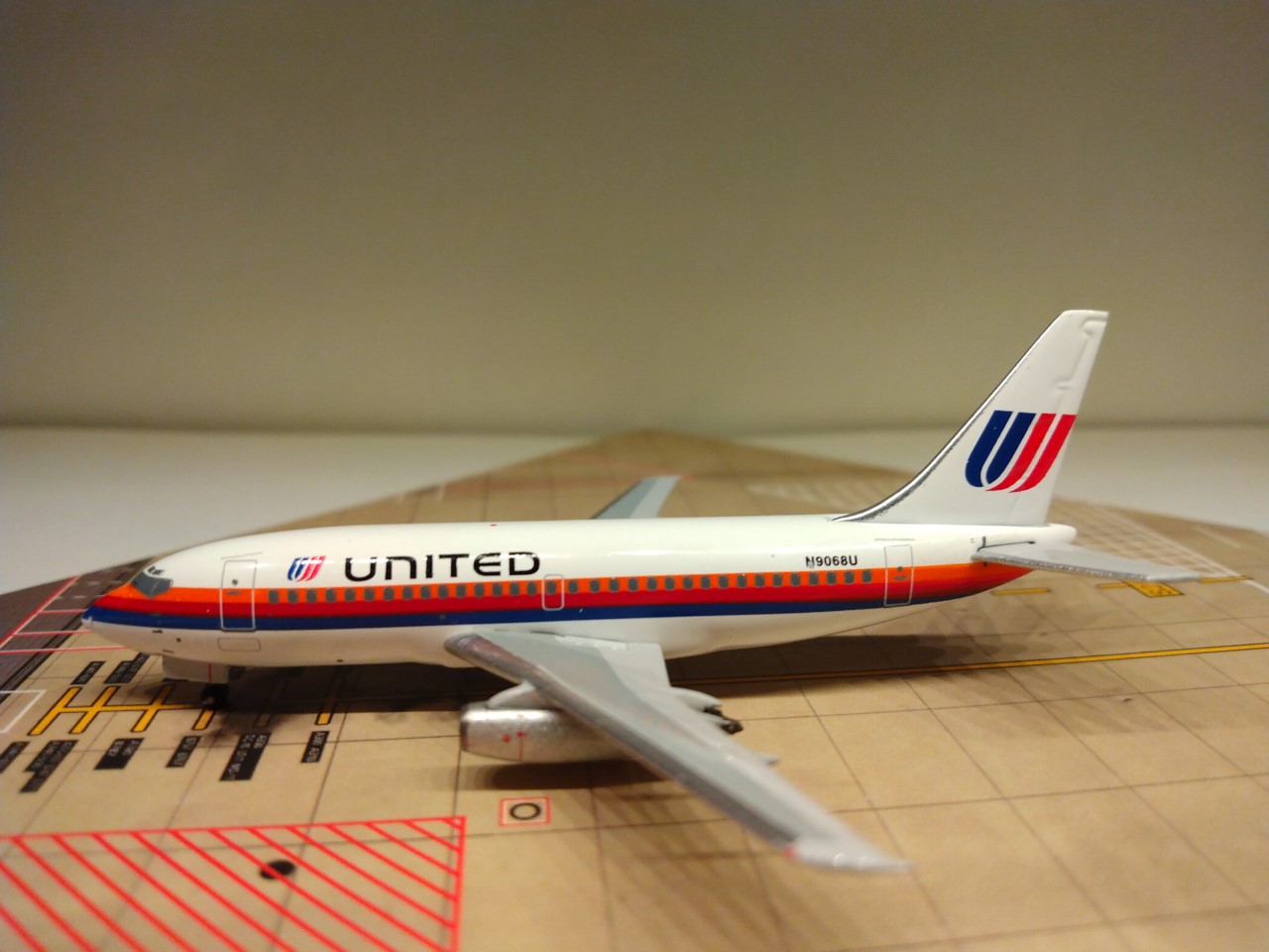 United B737-200 1988 N9068U L.jpg