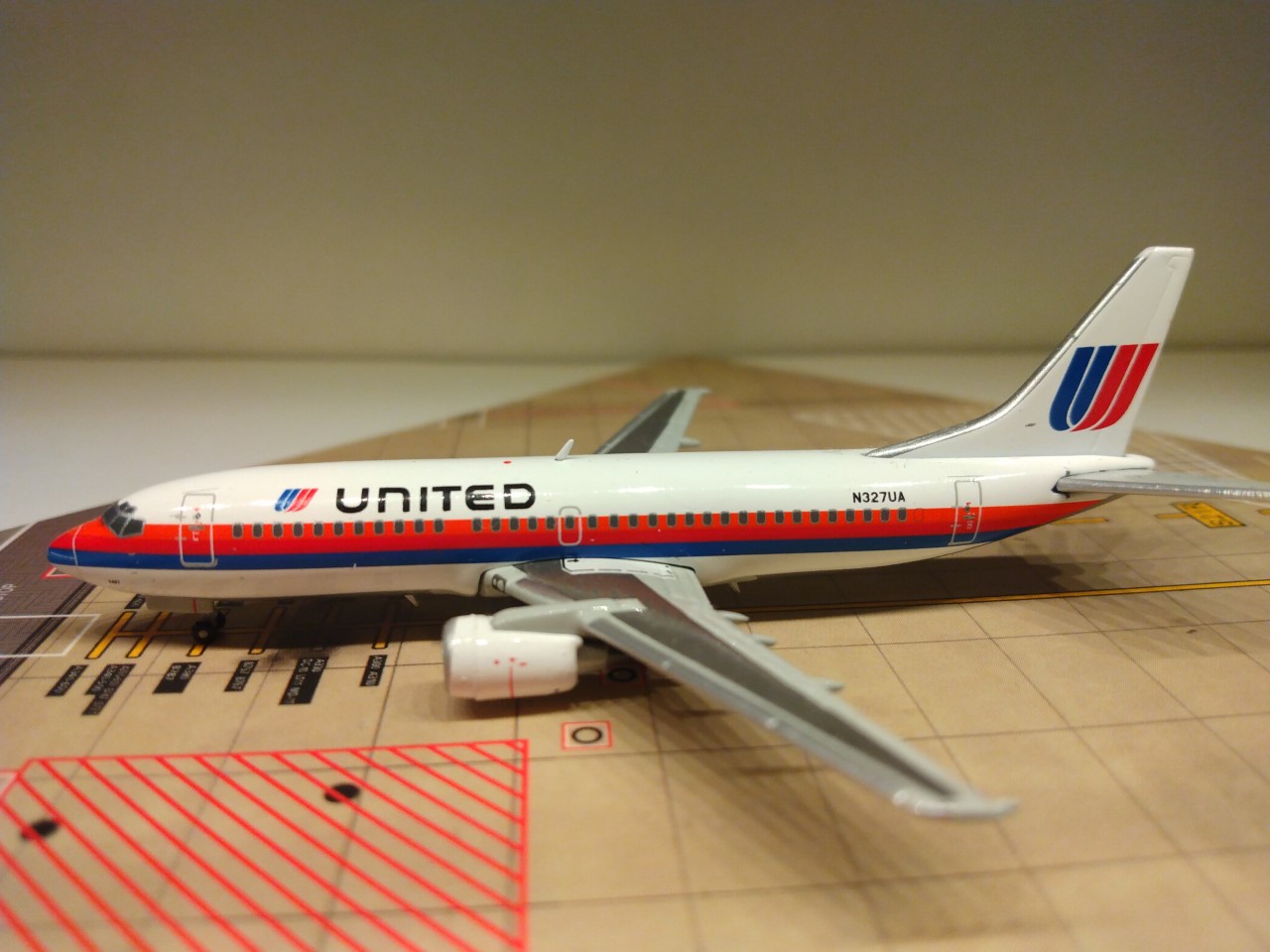 United B737-322 1988 N327UA L.jpg