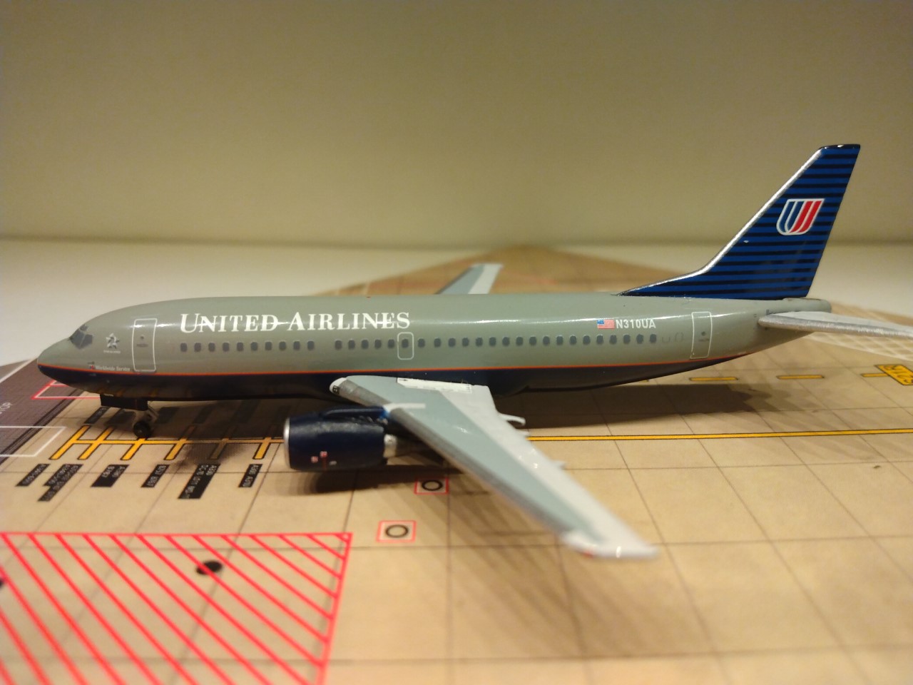 United B737-322 1993 N310UA L.jpg