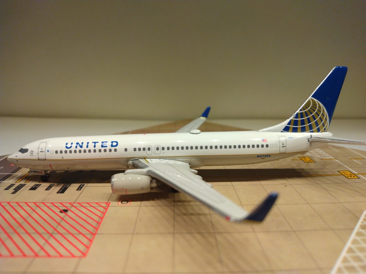 United B737-824WL N27205 L.jpg