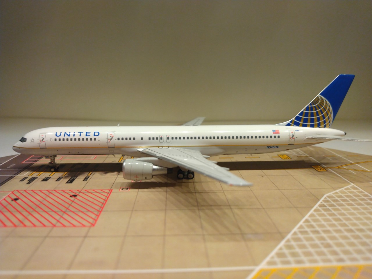 United B757-222 2010 N543UA L.jpg