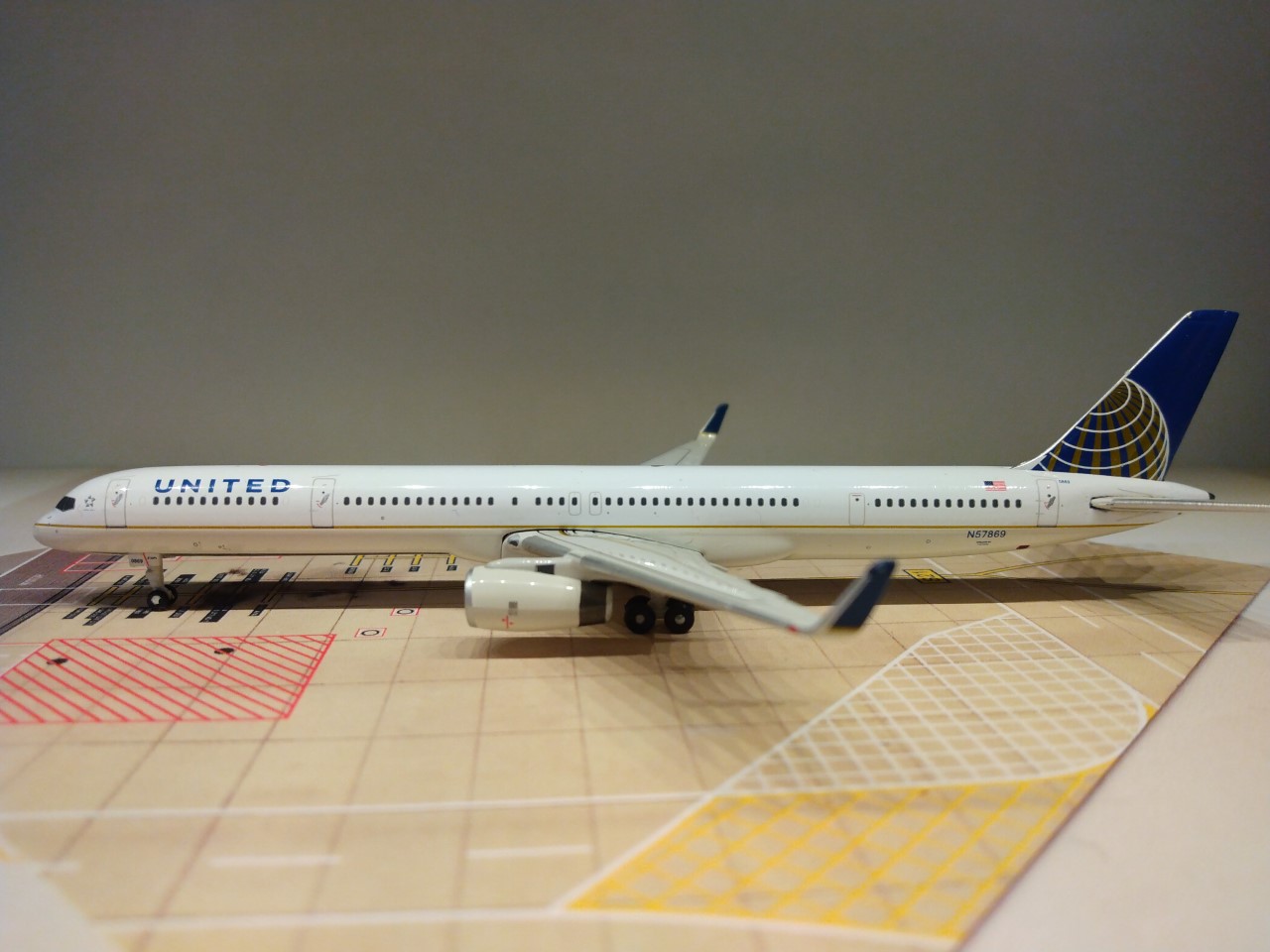 United B757-300 N57869 L.jpg