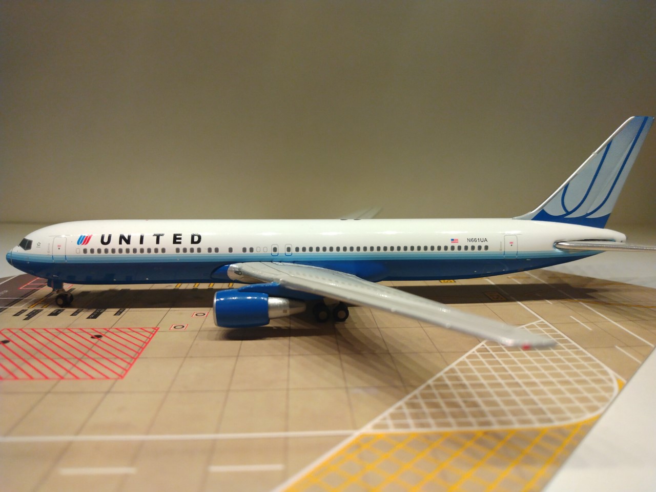 United B767-322ER 2003 N661UA L.jpg