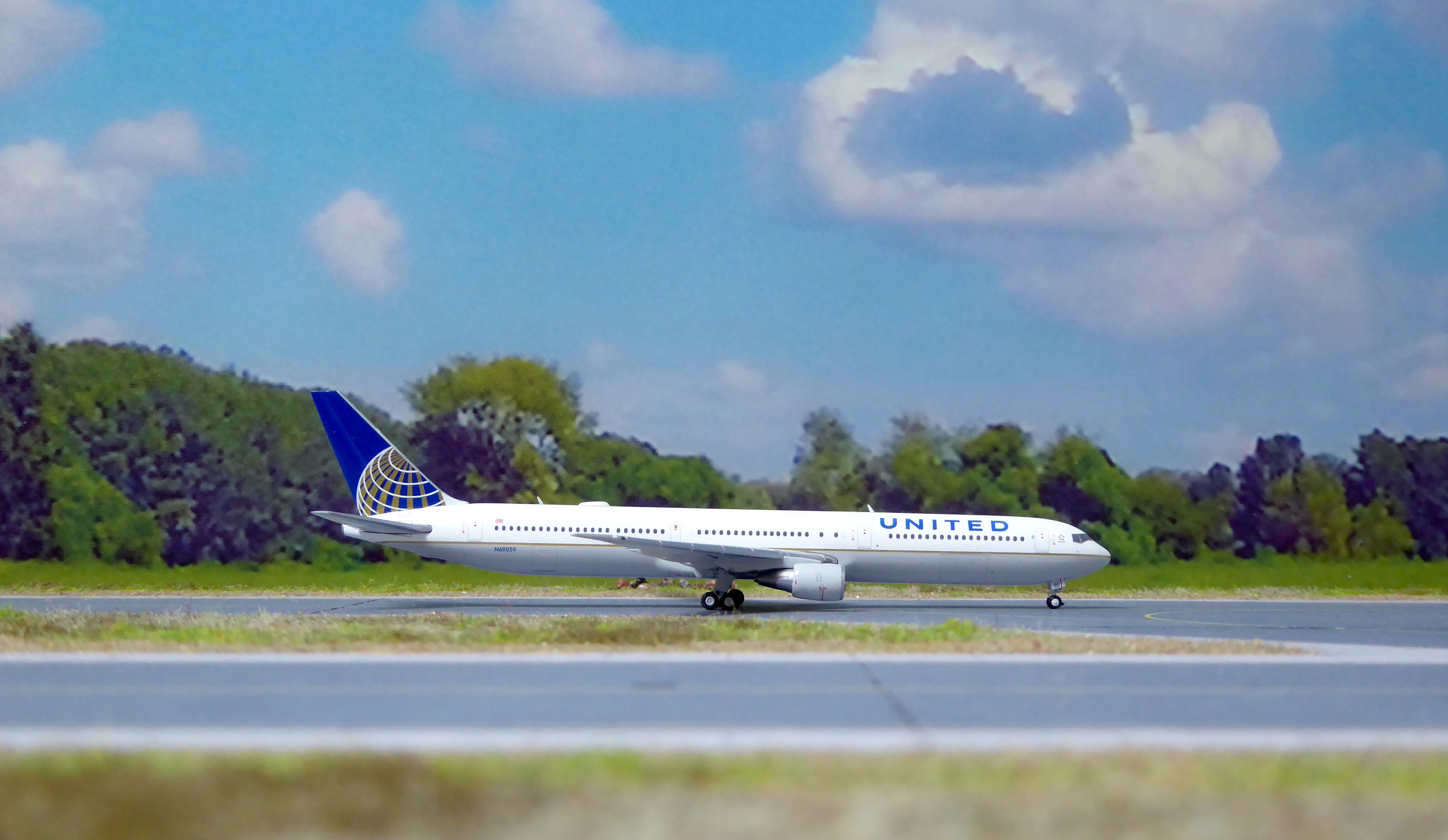 United B767-422ER N69059 GJ_1.JPG