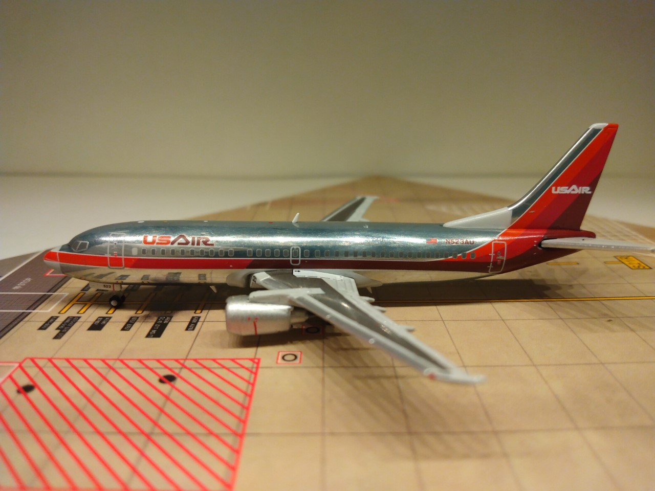 USAir B737-300 1980 N523AU L.jpg