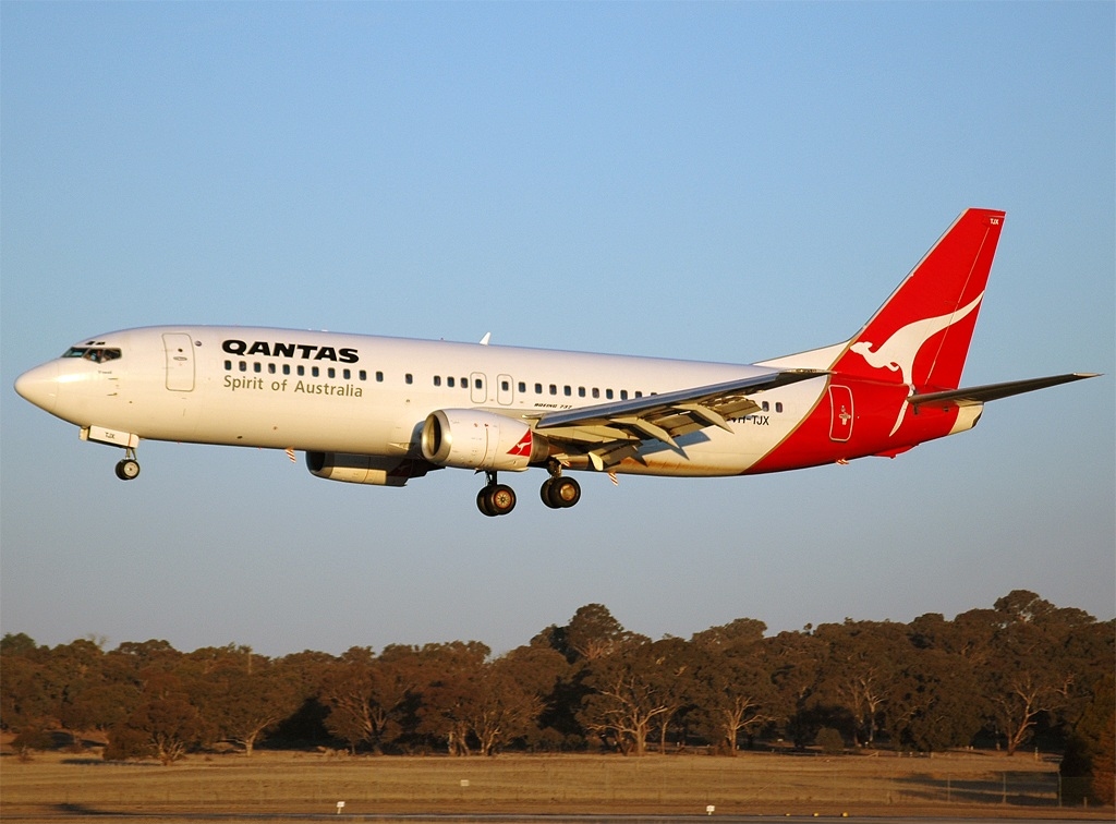 Boeing_737-476%2C_Qantas_JP350374.jpg