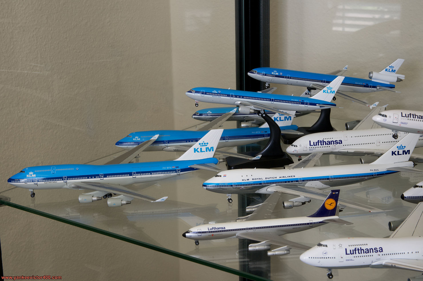 Display. cabinet, aircraft models, 1:400 scale, KLM and Lufthansa