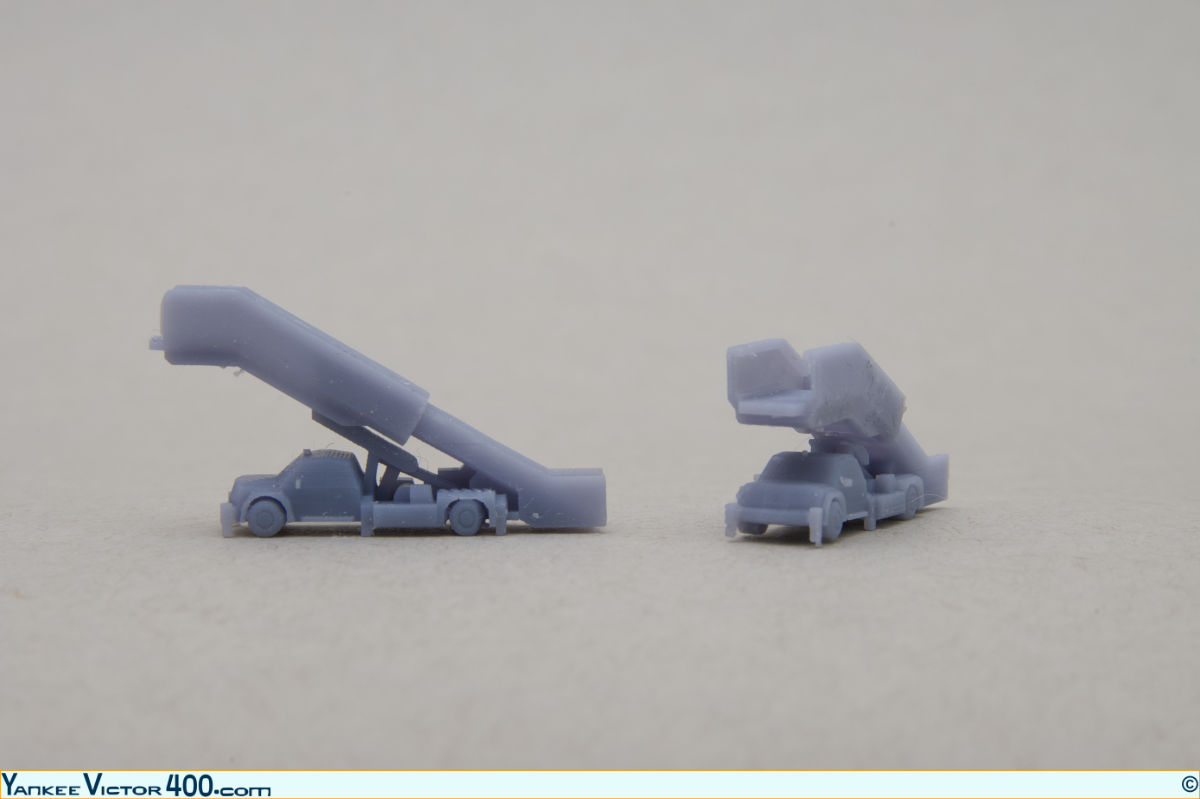 Unpainted 3D printed 1:400 airstair trucks from West Coast Diecast  for wide-body and narrow-body aircraft models.