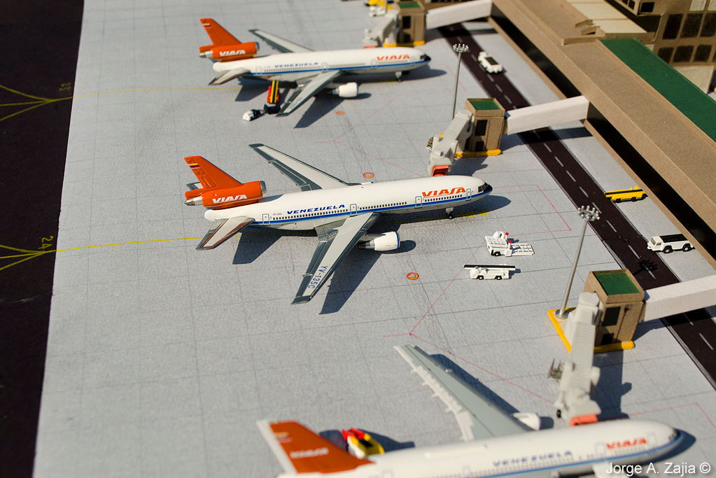 LatinClassics Viasa DC-10 YV-135. Maiquetia airport diorama in 1:400 scale.