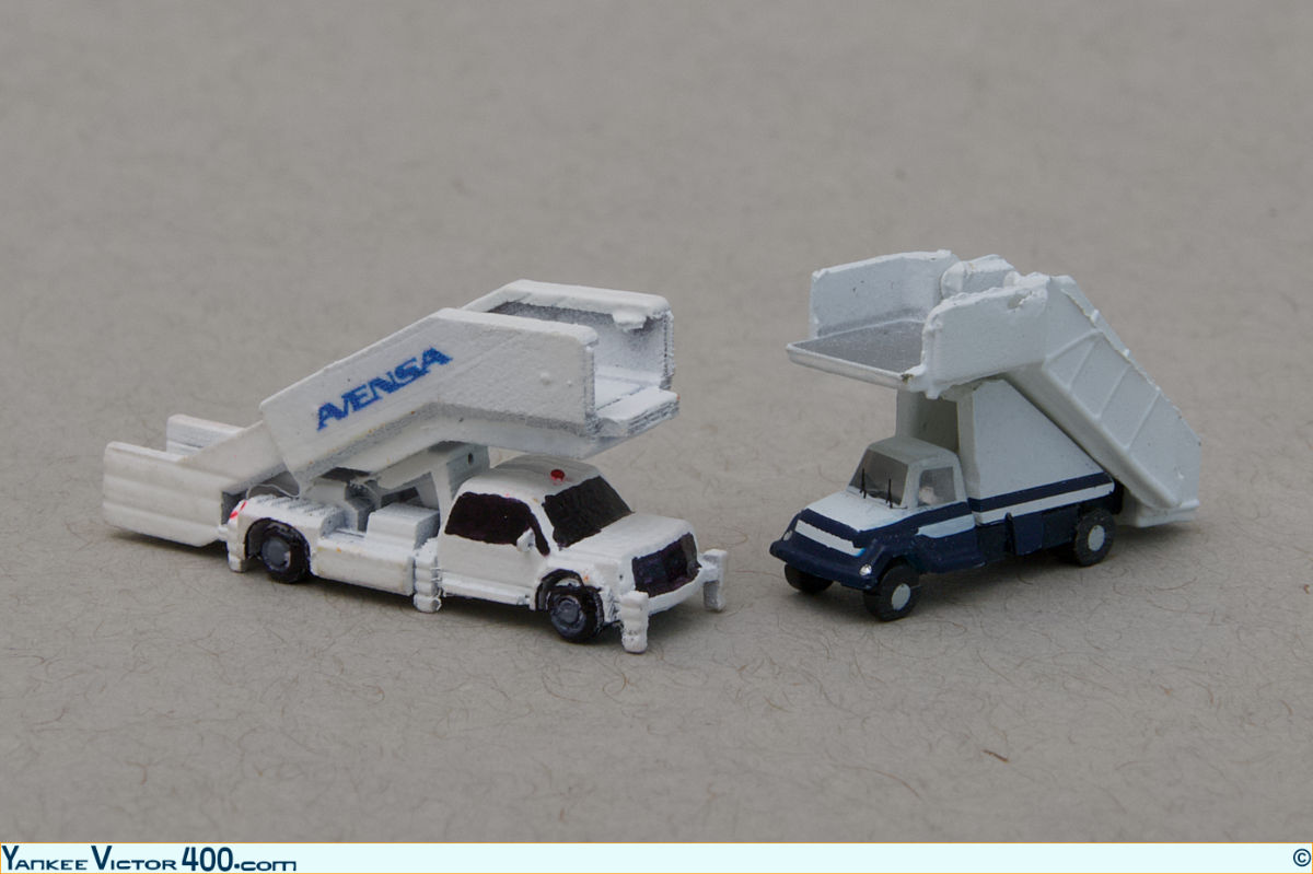 Two. set of air-stairs in 1:400 scale, one made by West Coast Diecast, and the other one by GeminiJets. Two. set of air-stairs in 1:400 scale, one made by West Coast Diecast, and the other one by GeminiJets.