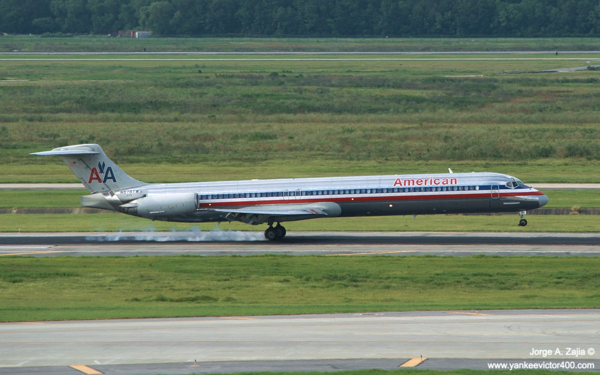 Last American Airlines MD-80 (N979TW) landing at Houston IAH. September 3, 2019