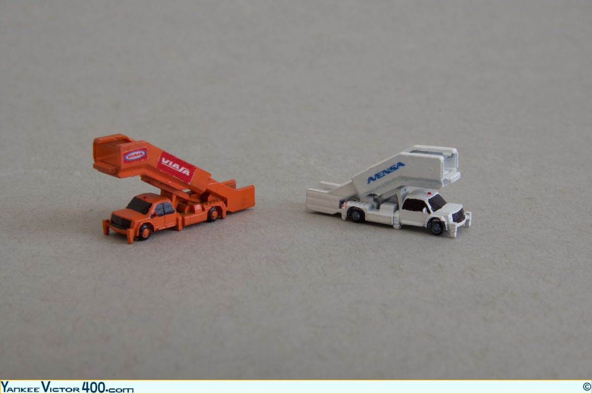 1:400 scale models of air-stair trucks sporting the logos of Viasa and Avensa.