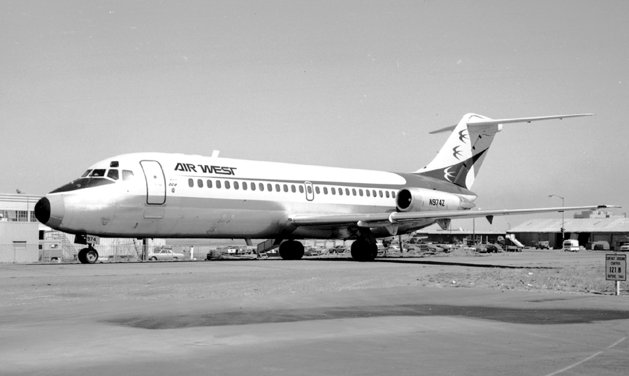 DC-9AirWestTaxi68_%284426881223%29.jpg