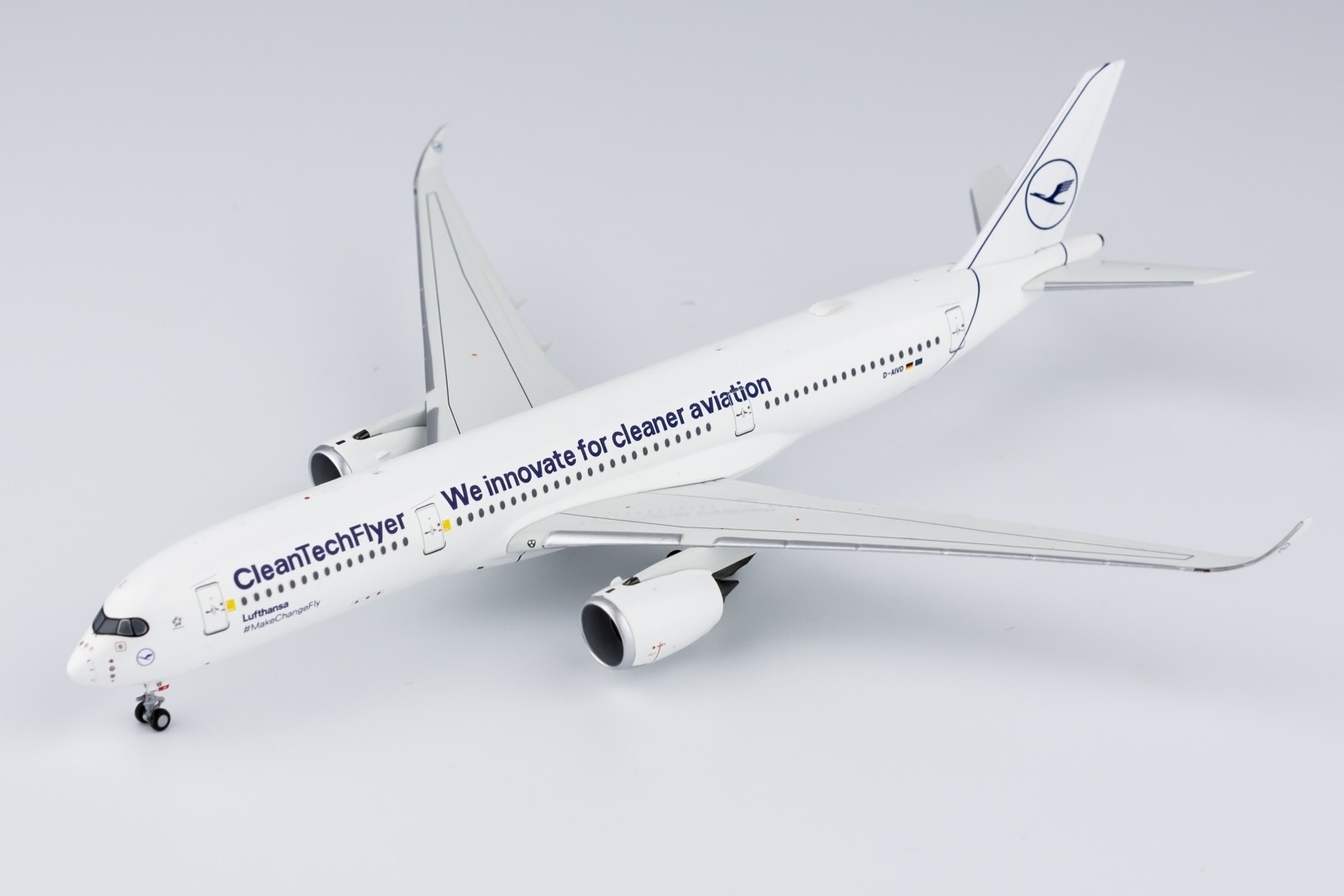 lufthansa_airbus_a350-900_d-aivd_clean_tech_flyer_ng_models_ng_model_39040_scale_1-400_1.jpg